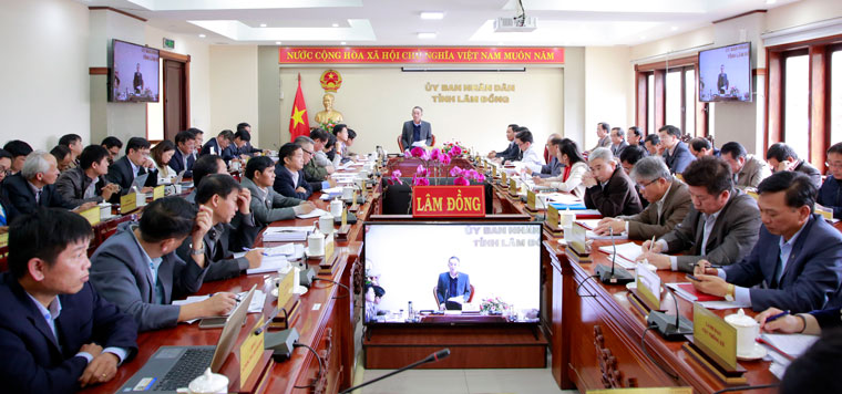 Lãnh đạo các sở, ngành và địa phương tại điểm cầu UBND tỉnh