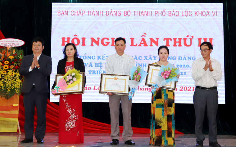 Các tập thể đạt “Trong sạch, vững mạnh tiêu biểu” 5 năm liền nhận khen thưởng