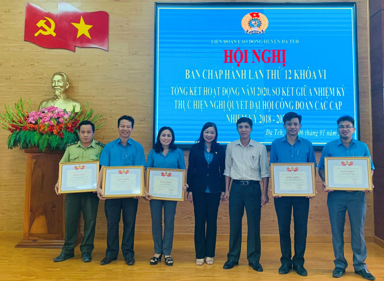 Trao bằng khen cho các tập thể và cá nhân