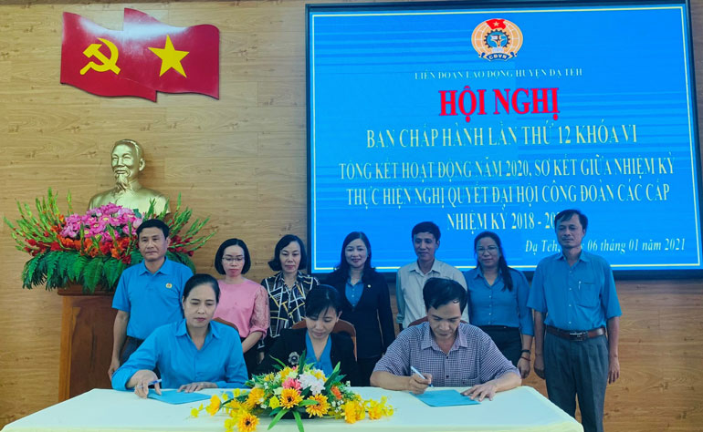 Các khối thi đua Công đoàn cơ sở đã tiến hành ký cam kết thi đua
