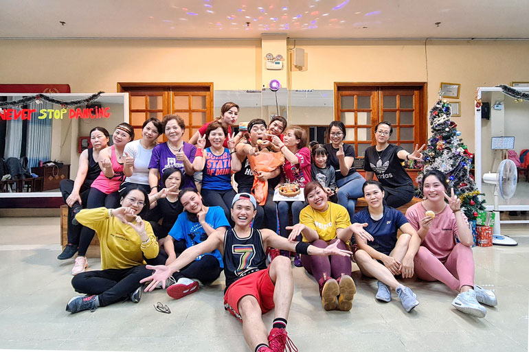 Người trẻ truyền cảm hứng Zumba fitness