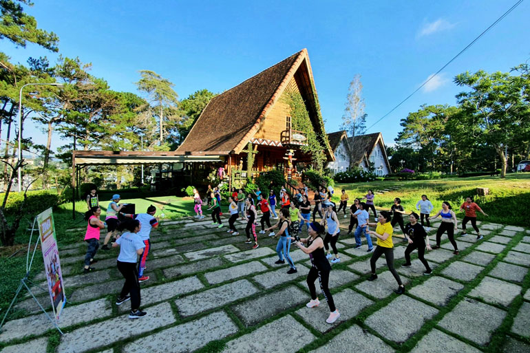 Đôi lúc Trung tâm V Passion - Zumba Da Lat thay đổi không gian tập, thay đổi chủ đề tập, tạo ngẫu hứng và cảm giác thoải mái cho học viên