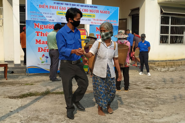 Huyện nghèo đi qua năm khó