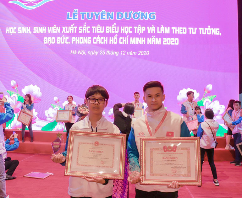 Em Đoàn Tuấn Nam (lớp 11A1, Trường THPT Bảo Lộc) và em Trần Lê Bảo Luân (lớp 12A, Trường THPT Lộc Thành, huyện Bảo Lâm) nhận bằng khen của Bộ Giáo dục và Đào tạo tại lễ tuyên dương học sinh, sinh viên xuất sắc tiêu biểu học tập và làm theo tư tưởng, đạo đức, phong cách Hồ Chí Minh năm 2020