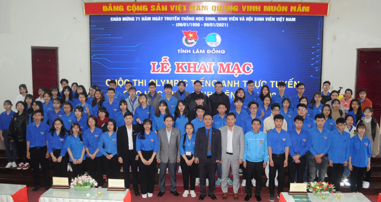 Các đại biểu và thí sinh chụp hình lưu niệm tại lễ khai mạc cuộc thi