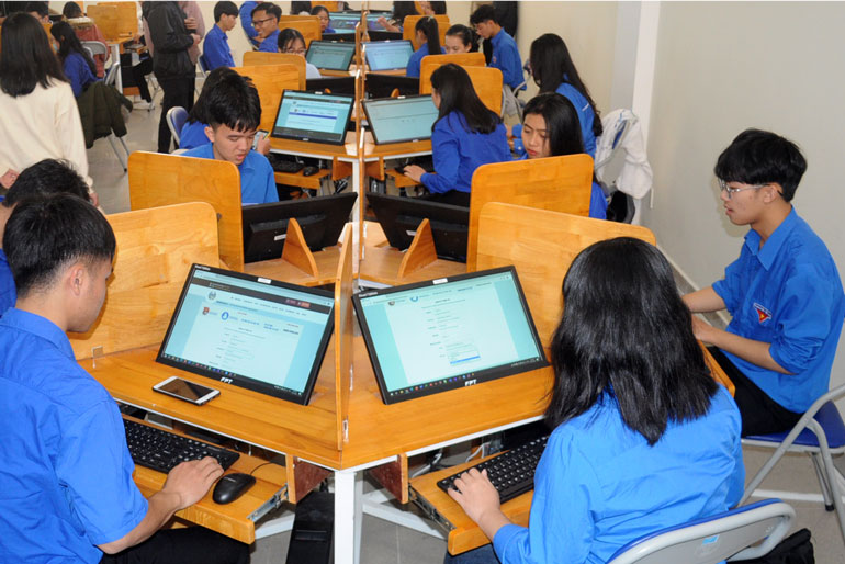 Các thí sinh tham gia thi trực tuyến trên máy