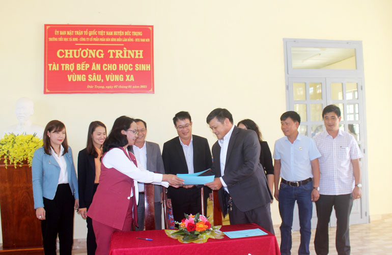 Tài trợ bếp ăn cho học sinh Trường Tiểu học Tà Hine