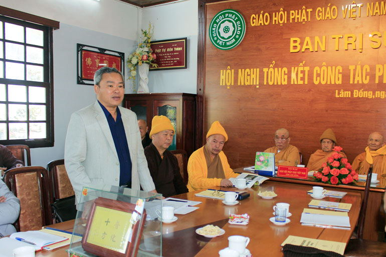 Ông Đường Anh Ngữ - Phó Chủ tịch Thường trực ủy ban MTTQ Việt Nam tỉnh phát biểu tại hội nghị