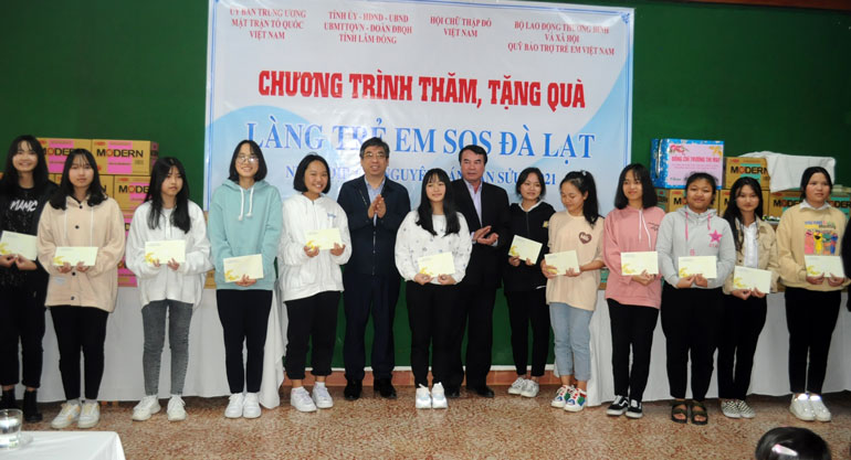 Trao quà cho các em nhỏ Làng trẻ em SOS Đà Lạt