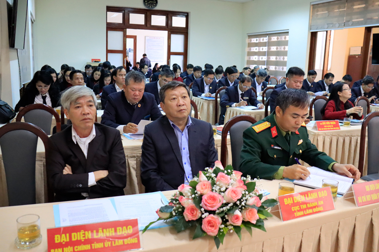 Đại diện lãnh đạo các sở, ban, tham dự hội nghị