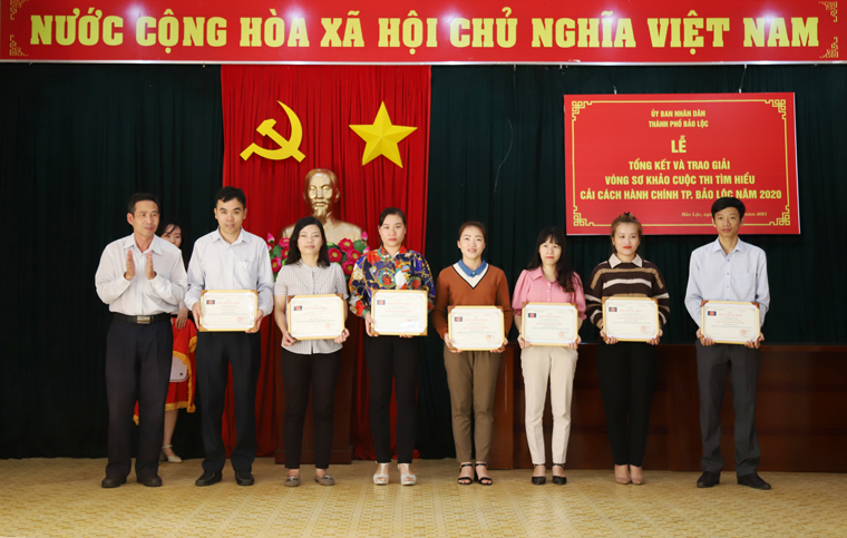 Ban tổ chức khen thưởng cá cá nhân đạt thành tích xuất sắc Cuộc thi cấp thành phố