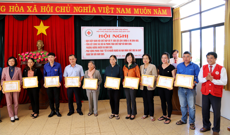 Hội CTĐ TP Bảo Lộc khen thưởng các tập thể, cá nhân hoàn thành xuất sắc nhiệm vụ năm 2020