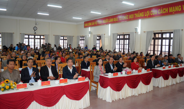 Đồng chí Trương Thị Mai trao quà tết tại Lâm Đồng