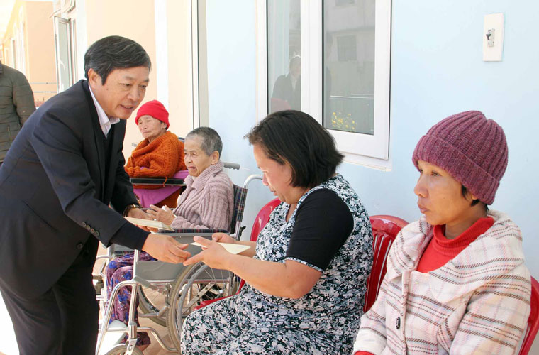 Đồng chí Đoàn Văn Việt – Trưởng Đoàn ĐBQH đơn vị Lâm Đồng, nguyên Phó Bí thư Tỉnh ủy, Chủ tịch UBND tỉnh trao quà tại Trung tâm Bảo trợ Xã hội tỉnh