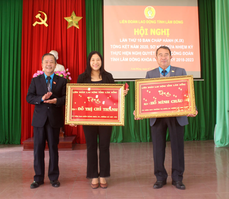 Đồng chí Hoàng Liên - Chủ tịch Liên đoàn Lao động tỉnh tặng khánh lưu niệm chia tay các đồng chí thôi tham gia Ban Chấp hành Liên đoàn Lao động tỉnh khóa IX, nhiệm kỳ 2018-2023