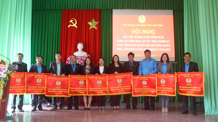 Đồng chí Hoàng Liên - Chủ tịch Liên đoàn Lao động tỉnh và đồng chí Lê Ngọc Phúc – Phó Chủ tịch thường trực Liên đoàn Lao động tỉnh, tặng cờ thi đua cho các đơn vị dẫn đầu phong trào thi đua trong CNVCLĐ và hoạt động công đoàn