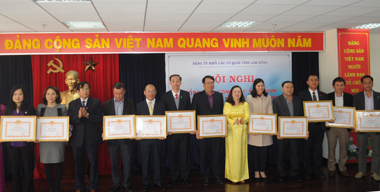 Tặng giấy khen cho các TCCS Đảng đạt tiêu chuẩn “Trong sạch vững mạnh tiêu biểu” năm 2020