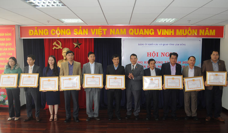 Tặng giấy khen cho các tập thể có thành tích xuất sắc trong công tác xây dựng Đảng năm 2020