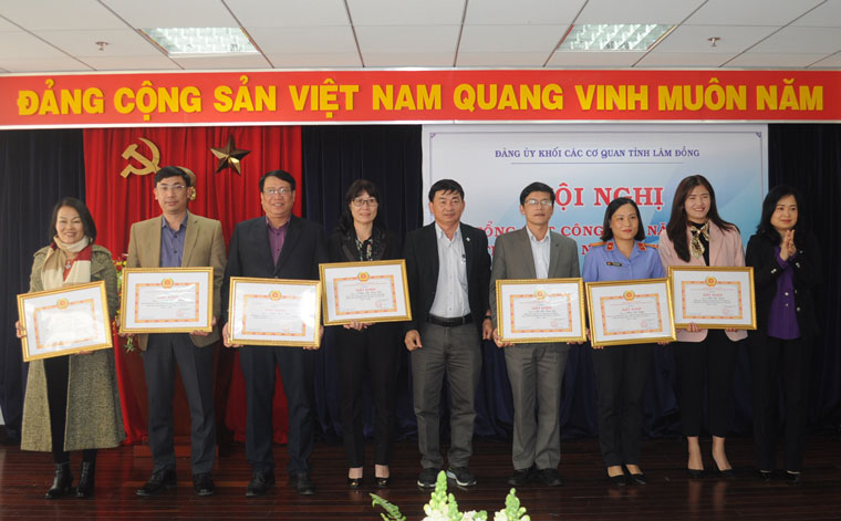 Tặng giấy khen cho các đảng viên đạt tiêu chuẩn “Đảng viên hoàn thành xuất sắc nhiệm vụ” 5 năm liền từ năm 2016 – 2020