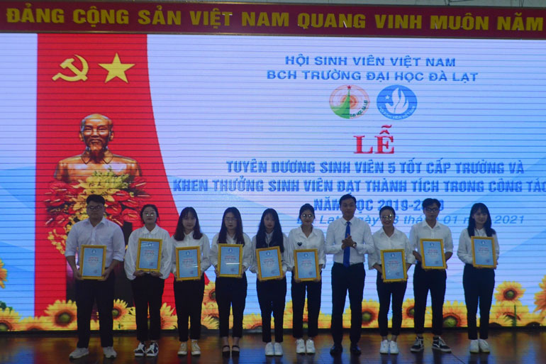 Trao chứng nhận danh hiệu “Sinh viên 5 tốt” cấp trường