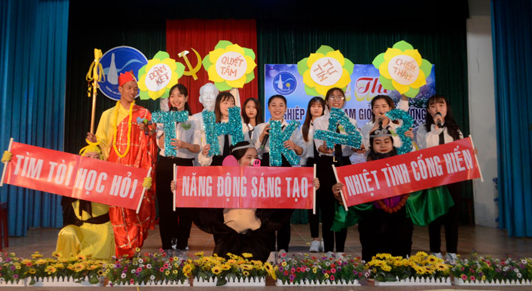 Phần thi chào hỏi với những tiểu phẩm được dàn dựng công phu