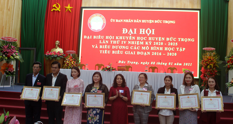 Đồng chí Phạm Thị Thanh Thúy - Phó Chủ tịch UBND huyện Đức Trọng, tặng giấy khen cho các tập thể, cá nhân có thành tích xuất sắc trong phong trào khuyến học, khuyến tài, xây dựng xã hội học tập nhiệm kỳ 2015-2020