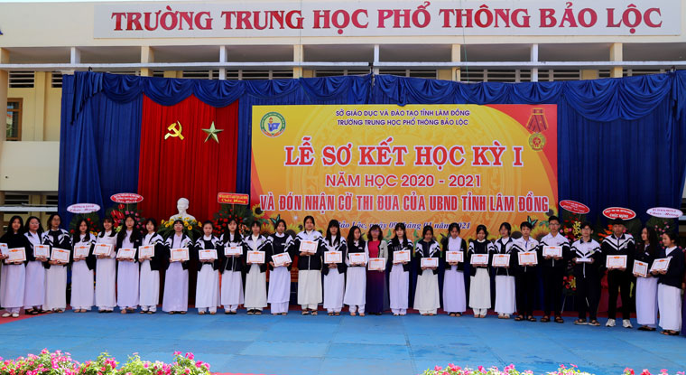 Trường TPHT Bảo Lộc khen thưởng học sinh đạt học lực loại giỏi học lỳ 1 năm học 2020 – 2021