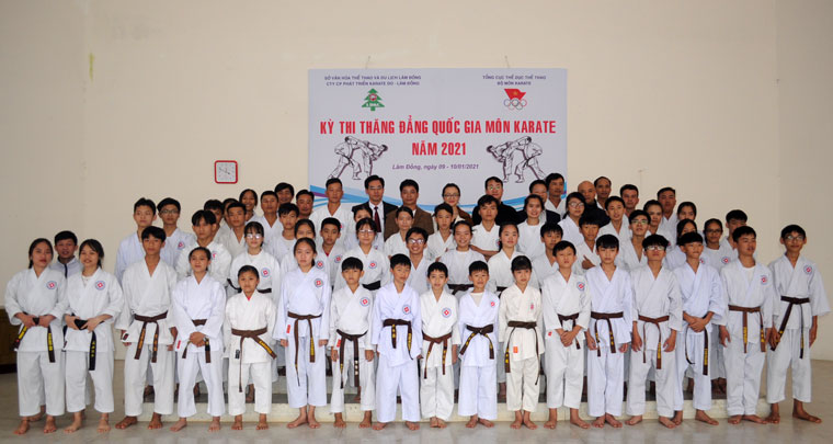 Ban tổ chức và các võ sinh chụp hình lưu niệm tại kỳ thi