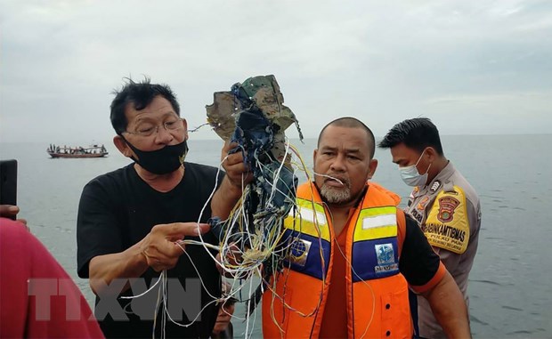 Vụ rơi máy bay Indonesia: Máy bay gặp nạn nằm dưới mặt biển 20-23m