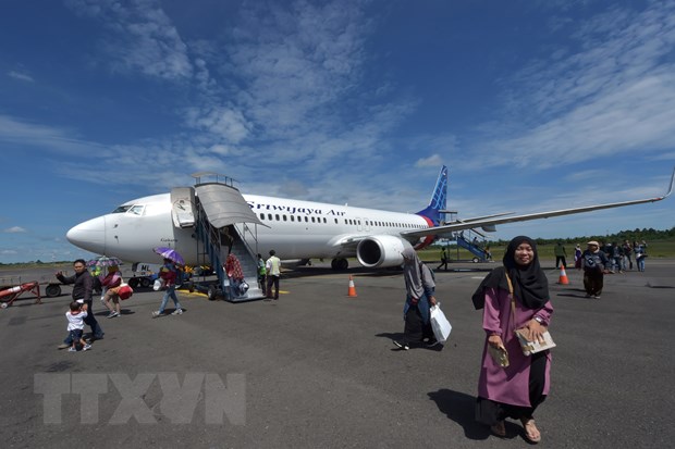 Hành khách rời máy bay của hãng hàng không Sriwijaya Air tại sân bay Fatmawati ở Bengkulu, Indonesia, ngày 1/6/2018