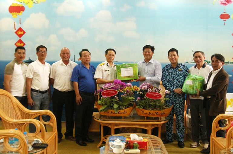 Hiệp hội Hoa Đà Lạt thăm và tặng quà Vùng 4 Hải quân