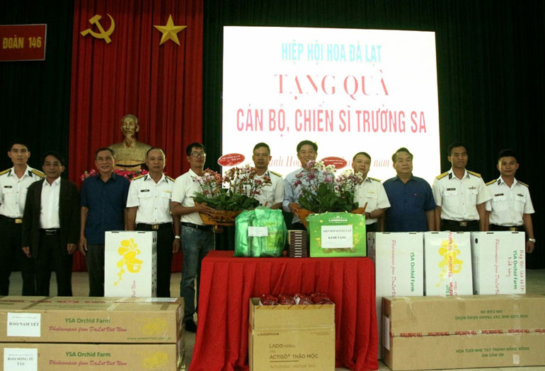 Thăm, tặng quà tại Lữ đoàn 146