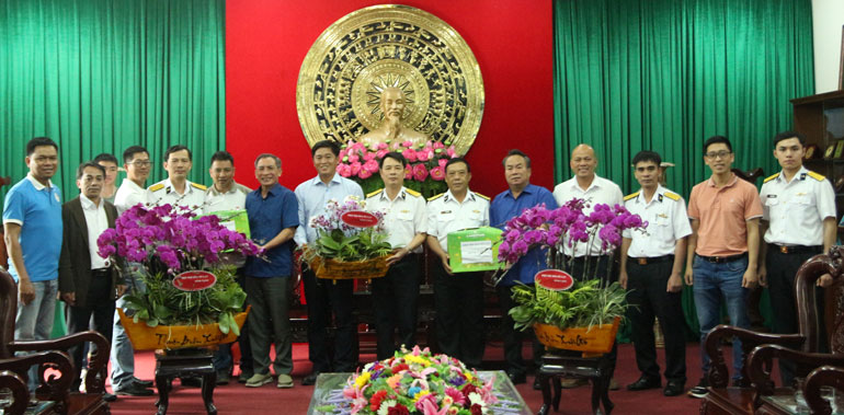 Những cành hoa tươi thắm và nhiều phần quà được dành tặng ban lãnh đạo Vùng 4 Hải quân