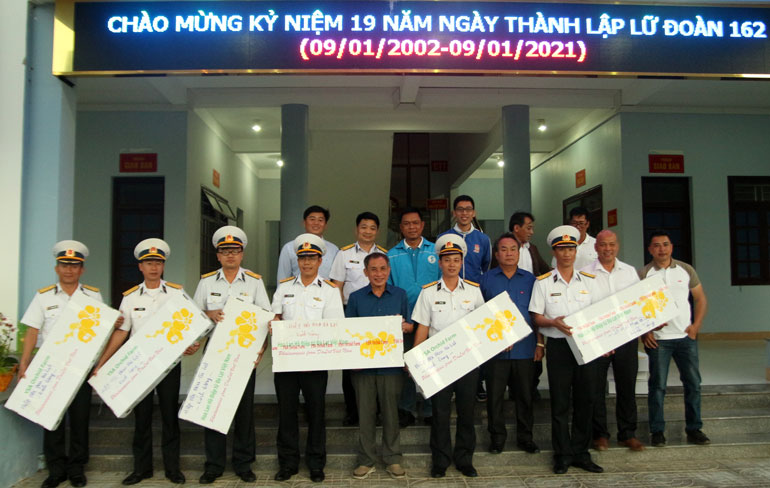 Tặng hoa và quà Lữ đoàn 162