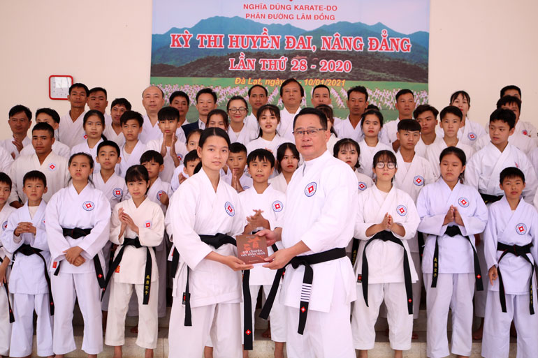 Trao đai cho võ sinh Phạm Thị Hoài Thương (Trường Đại học Đà Lạt) đạt thủ khoa kỳ thi