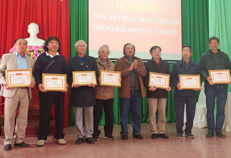 Khen thưởng các tập thể xuất sắc trong công tác Hội