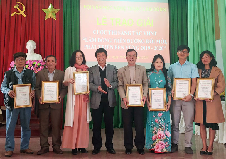 Trao giải cho tác phẩm văn học đoạt giải