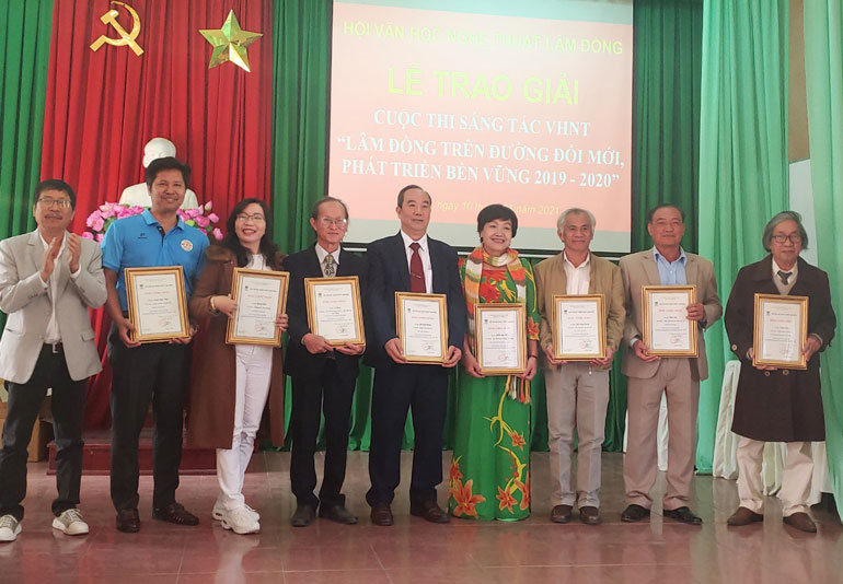 Trao giải thưởng tác phẩm âm nhạc