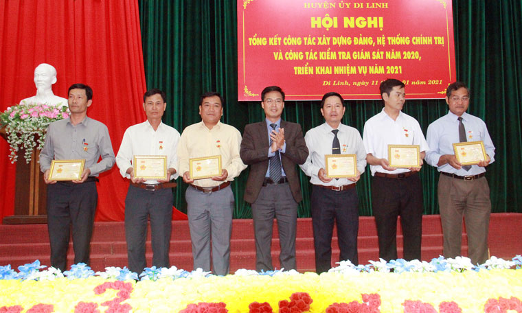 Bí thư Huyện ủy Di Linh Đinh Văn Tuấn trao Kỷ niệm chương 