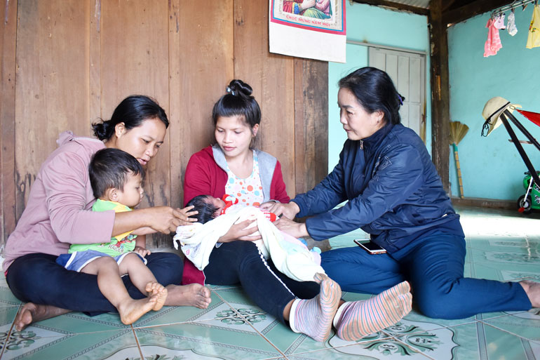 Nỗ lực giảm tỷ lệ trẻ suy dinh dưỡng ở huyện vùng xa