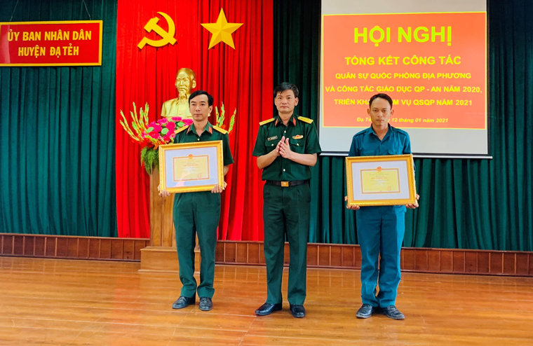 Thượng tá Nguyễn Tôn Yên – Chính trị viên Ban Chỉ huy Quân sự huyện Đạ Tẻh trao danh hiệu khen thưởng của Bộ Chỉ huy Quân sự tỉnh Lâm Đồng cho các tập thể và cá nhân