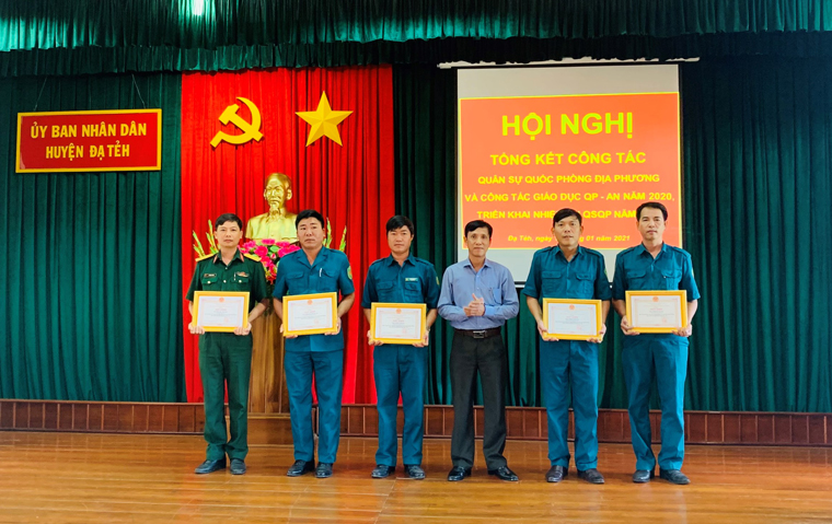 Ông Nguyễn Mạnh Việt, Phó Bí thư Thường trực Huyện ủy Đạ Tẻh trao giấy khen cho các tập thể