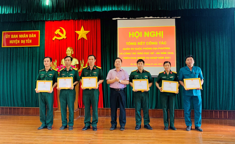 Ông Tống Giang Nam – Phó Bí thư Huyện ủy, Chủ tịch UBND huyện trao giấy khen cho các cá nhân