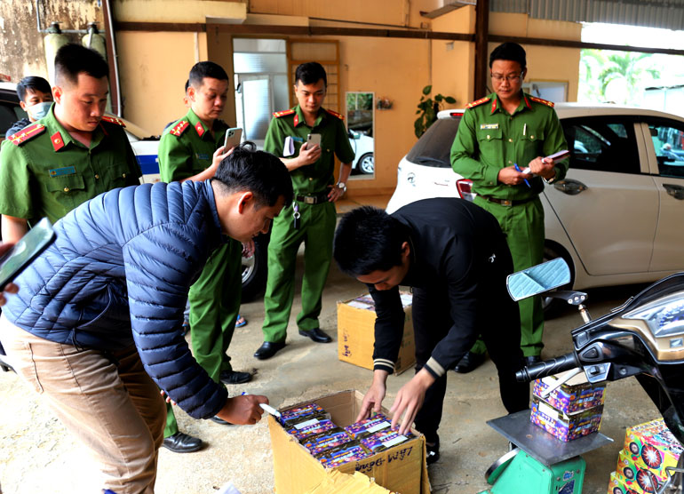 Khởi tố, bắt tạm giam 2 đối tượng buôn bán, vận chuyển pháo lậu