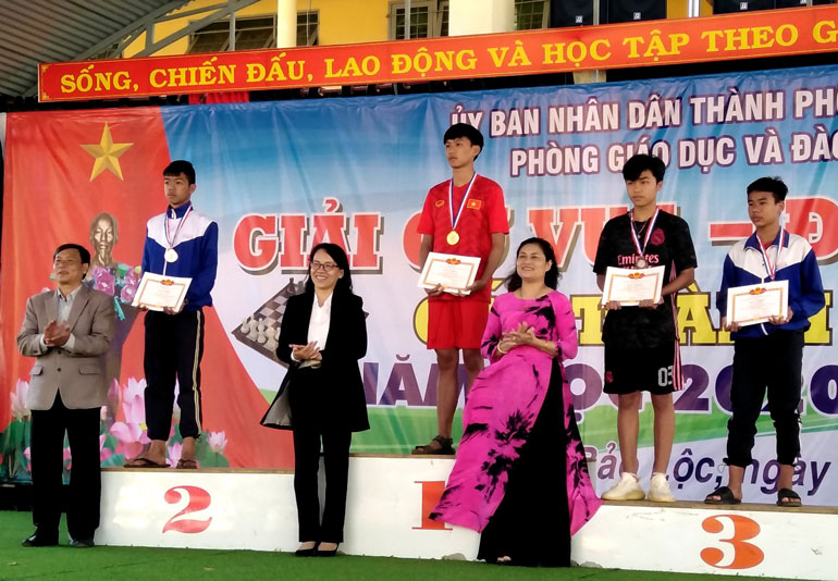 Các VĐV nhảy cao đạt thành tích xuất sắc môn nhảy xa