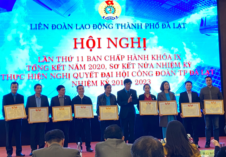 Phó Chủ tịch thường trực LĐLĐ tỉnh Lê Ngọc Phúc trao Bằng khen của Liên đoàn Lao động tỉnh cho tập thể có thành tích xuất sắc trong hoạt động công đoàn cơ sở