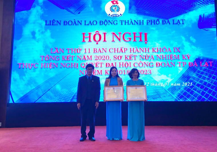 Phó Chủ tịch thường trực LĐLĐ tỉnh Lê Ngọc Phúc trao bằng khen của Tổng Liên đoàn Lao động Việt Nam cho tập thể CĐCS trường Mầm non 2 va cá nhân cô Nguyễn Thị Thu Hằng- Chủ tịch Công đoàn cơ sở trường Tiểu học Nguyễn Trãi