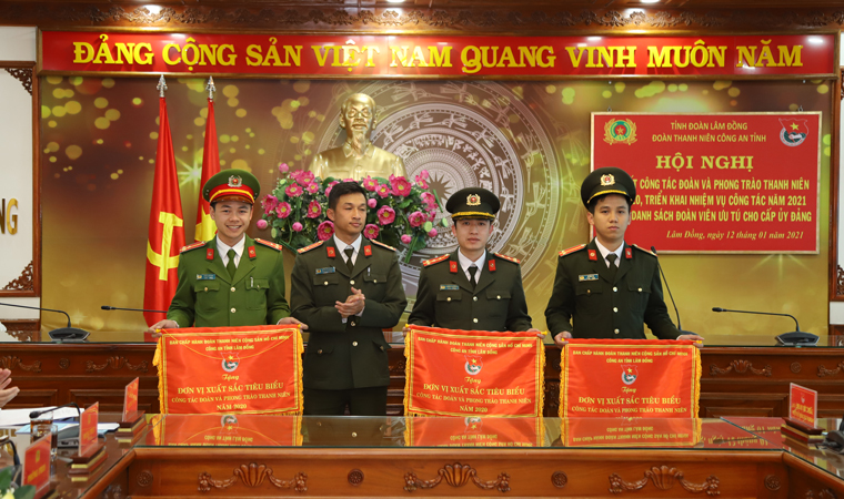 Bí thư Đoàn thanh niên công an tỉnh tặng cờ thi đua của Đoàn thanh niên công an tỉnh cho các tập thể có thành tích xuất sắc trong công tác đoàn và phong trào thanh niên năm 2020