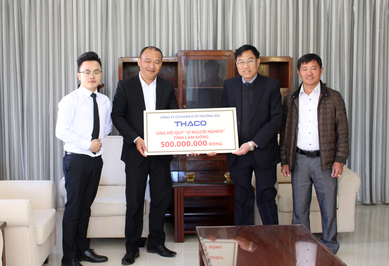 Ủng hộ 500 triệu ''Quỹ vì người nghèo Lâm Đồng'' năm 2021