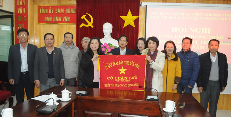 Trao cờ luân lưu cho đơn vị Khối trưởng Khối thi đua các cơ quan Đảng tỉnh năm 2021